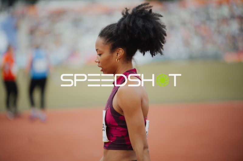 Leichtathletin im Profil auf der Tartanbahn