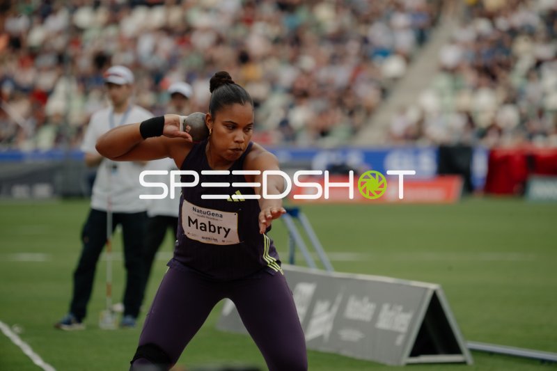 Yemisi Mabry beim Kugelstossen am Goldenen Oval