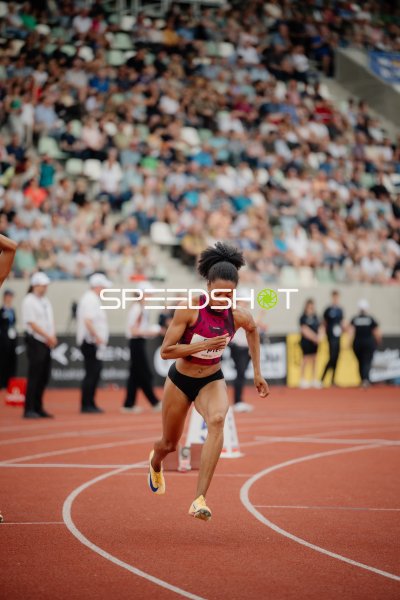Sprinterin beim 400-m-Lauf im vollbesetzten Stadion