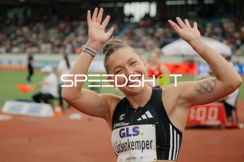 Gina Lückenkemper jubelt beim Goldenen Oval Dresden