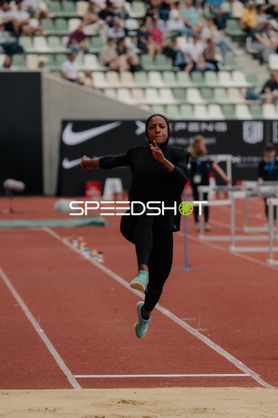 Athletin beim Weitsprung-Anlauf im Stadion