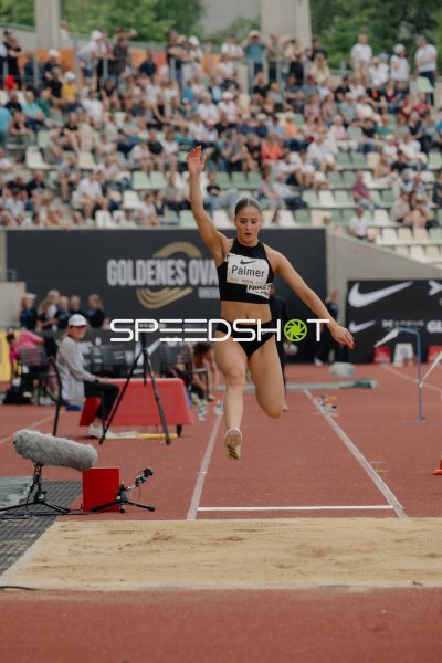 Molly Palmer (GBR) beim Weitsprung am Goldenen Oval
