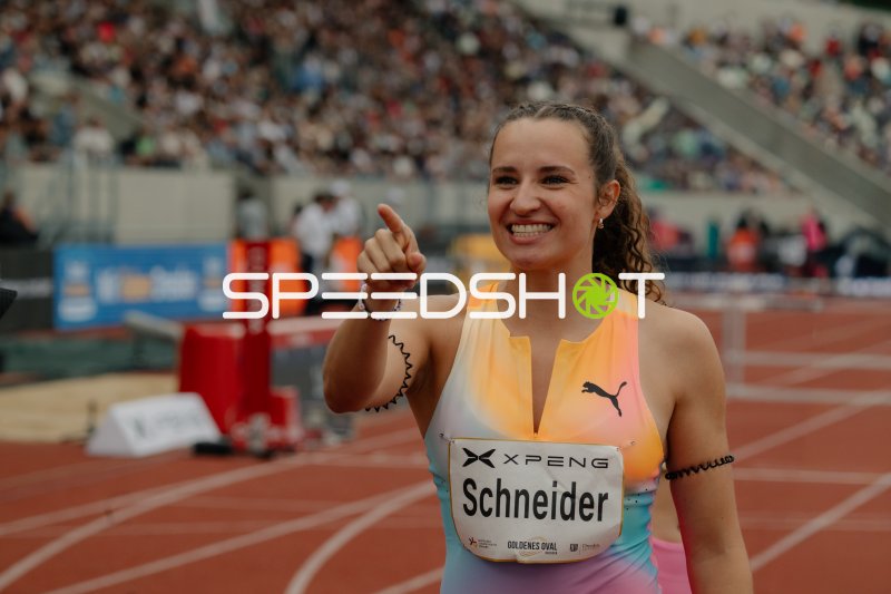 Schneider beim Goldenes Oval Dresden – jubelnde Athletin auf der Tartanbahn