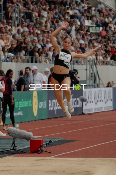 Molly Palmer (GBR) beim Weitsprung in vollem Flug