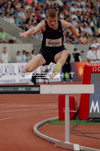 Julian Weißenborn überquert Hindernis beim 2000 m Hindernislauf