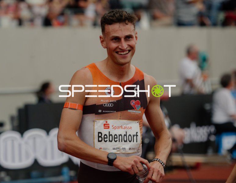 Karl Bebendorf lächelt beim Goldenen Oval in Dresden