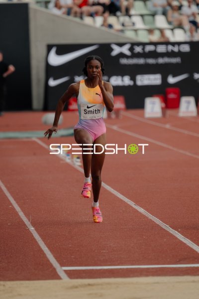 Ackelia Smith (Weitsprung; JAM) beim Sprint auf der Tartanbahn
