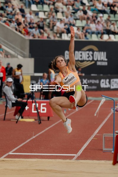 Pauline Hondema (Weitsprung; NED) beim Sprung beim Goldenen Oval Dresden
