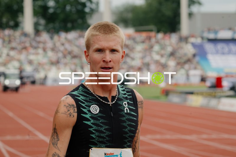 Sprinter auf der Tartanbahn beim Leichtathletik-Meeting