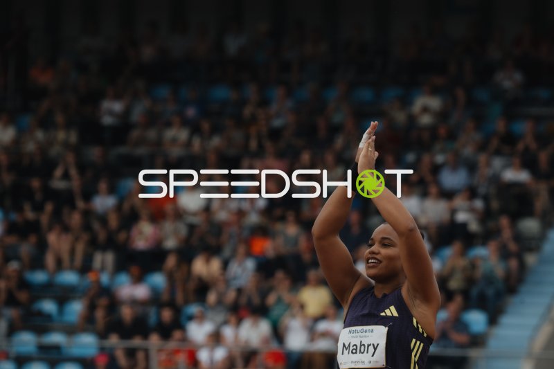 Yemisi Mabry jubelt beim Kugelstossen im Stadion
