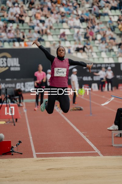 Esraa Owis (EGY) beim Weitsprung in der Flugphase