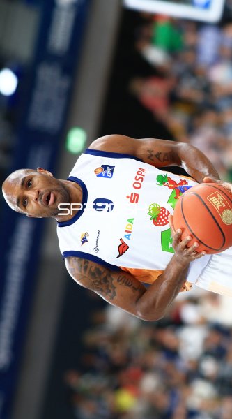 Spieler #9 mit Ball im Angriff im SNP Dome Heidelberg