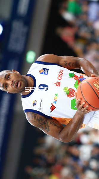Spieler #9 mit Ball im Angriff im SNP Dome Heidelberg