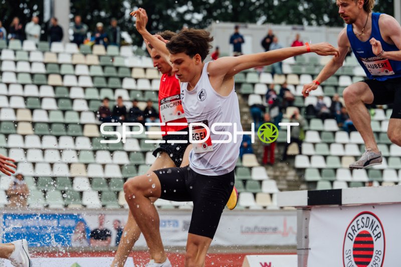 Kliegel beim Hindernis-Lauf beim SC-Meeting Dresden im Heinz-Steyer-Stadion