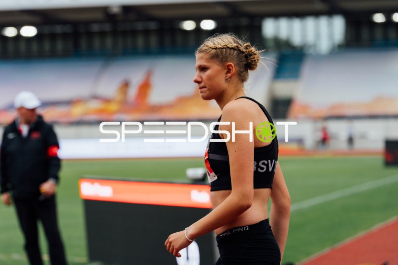 Leichtathletin Bosboom im Heinz-Steyer-Stadion Dresden bei Wettkampfvorbereitung
