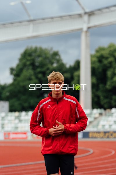 Athlet Hielscher Theo in roter Trainingsjacke auf der Laufbahn im Heinz-Steyer-Stadion
