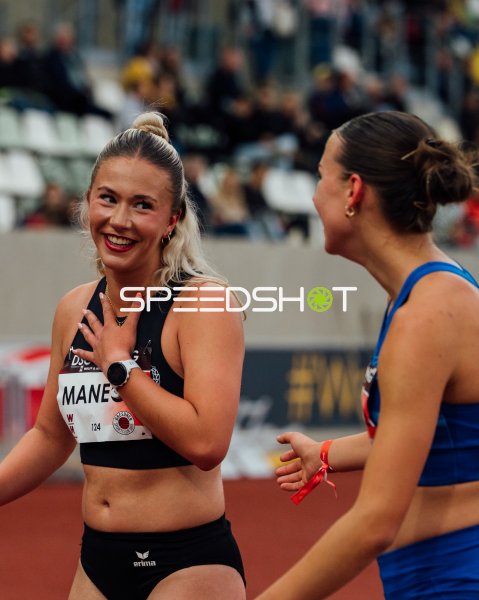 Maneck Hannah und Livia Dörpholz lachen nach dem Wettkampf im Heinz-Steyer-Stadion