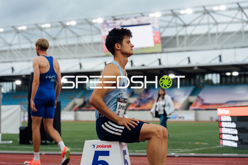 Sprinter Spiroch Jiri konzentriert am Startblock im Heinz-Steyer-Stadion Dresden
