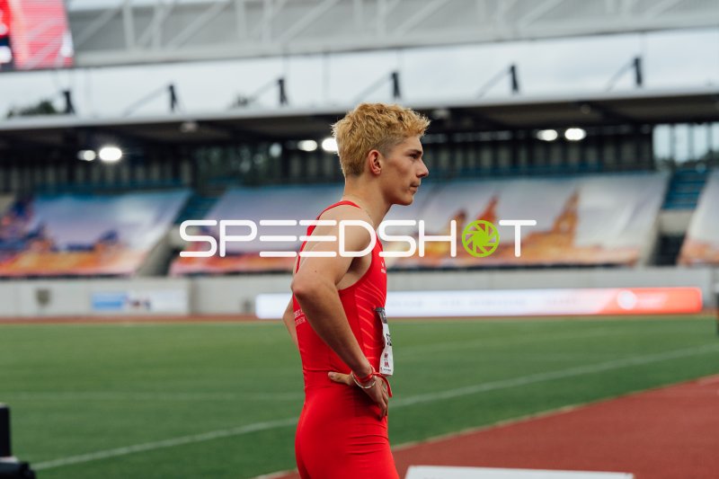 Leichtathlet Steinbach Ole im roten Wettkampfanzug im Heinz-Steyer-Stadion Dresden