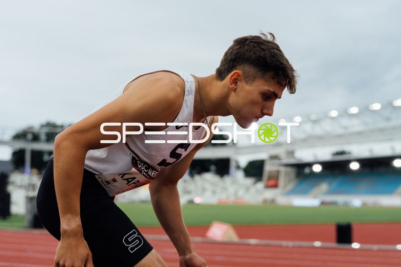 Leichtathlet Kaplan Jáchym in Startposition auf der Tartanbahn in Dresden