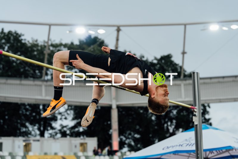 Hochspringer Perich Marek überquert die Latte im Fosbury-Flop