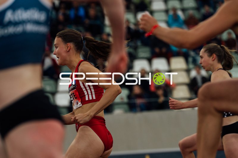 Läuferin Seute Lucy Lynn im roten Trikot beim Hürdenlauf im Heinz-Steyer-Stadion Dresden