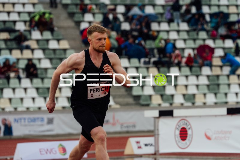 Perich (#28) beim Sprint im Heinz-Steyer-Stadion Dresden