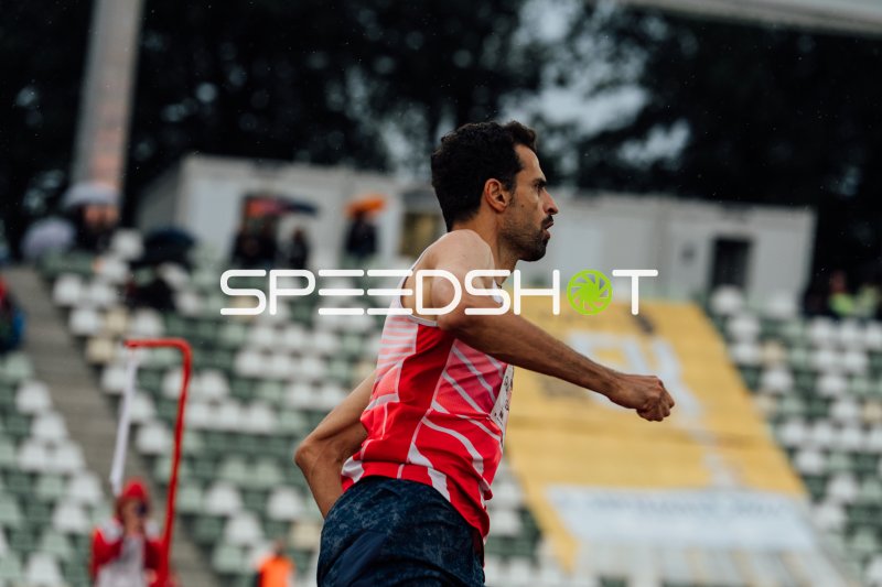 Leichtathlet Ghanbar zadeh Keyvan im roten Trikot beim Wettkampf im Heinz-Steyer-Stadion Dresden