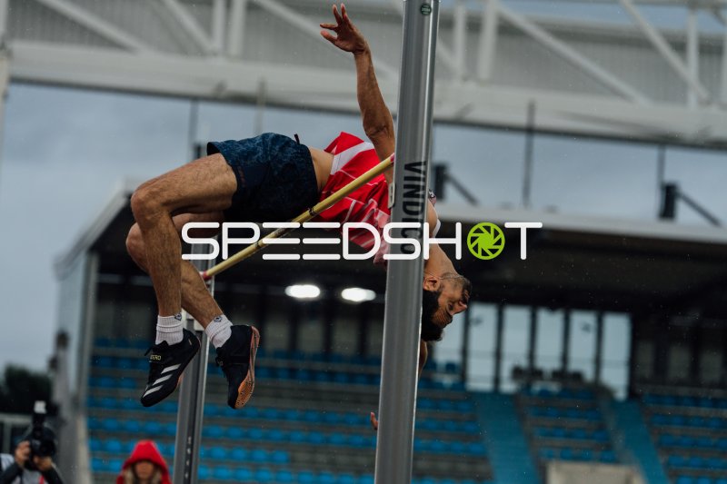Hochspringer Ghanbar zadeh Keyvan überquert die Latte im Fosbury-Flop