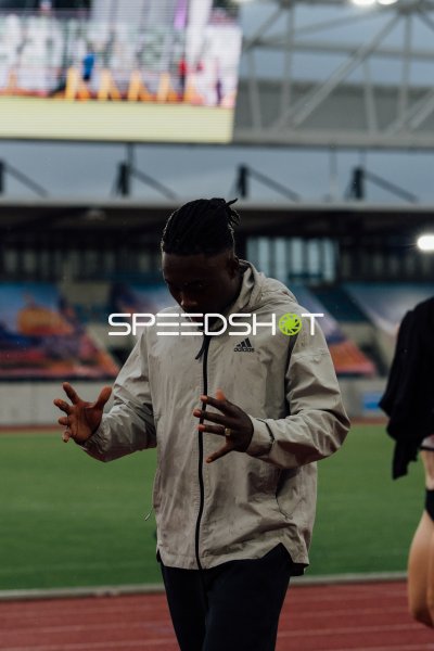 Athlet Adebola in Adidas-Jacke im Heinz-Steyer-Stadion Dresden