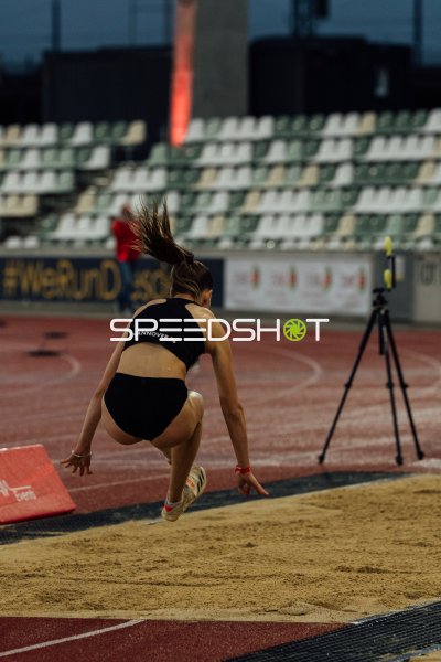 Hannover-96-Athletin Fedotova landet im Sandkasten beim Weitsprung in Dresden
