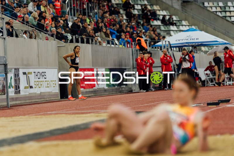 Weitsprung-Athletin wartet neben der Sandgrube im Heinz-Steyer-Stadion
