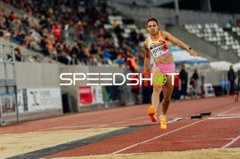 Athletin Joyeux beim Anlauf im Heinz-Steyer-Stadion Dresden