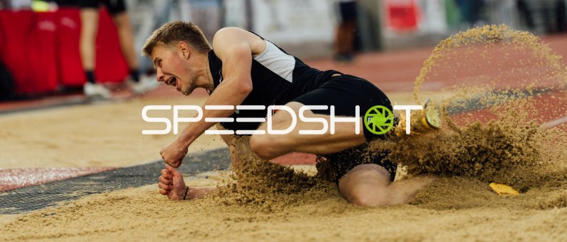 Weitsprung-Athlet landet im Sand beim Wettkampf in Dresden