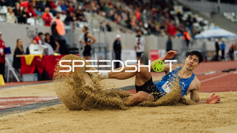 Weitsprung-Athlet landet im Sand beim Leichtathletik-Meeting in Dresden