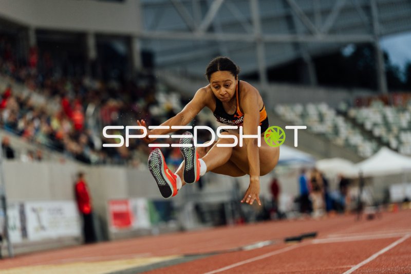 Athletin Maštalířová Emma beim Weitsprung im Heinz-Steyer-Stadion Dresden