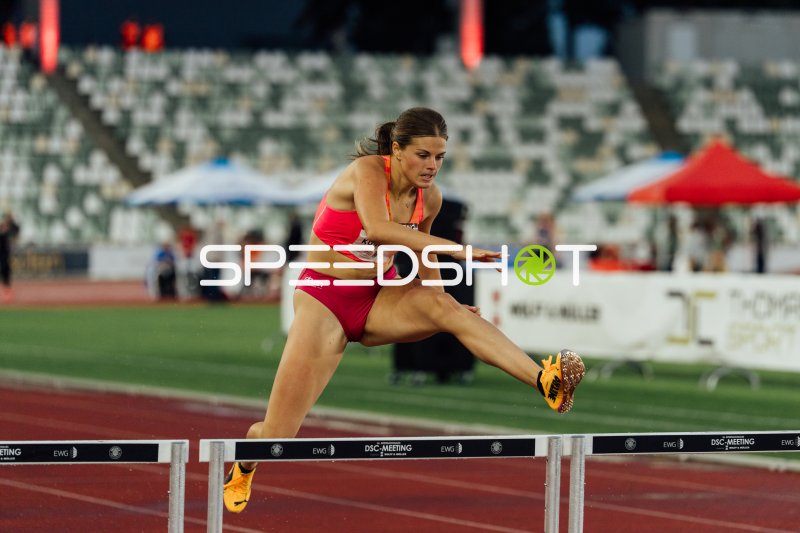 Athletin Kumstátová Pavla beim Hürdenlauf im Heinz-Steyer-Stadion Dresden