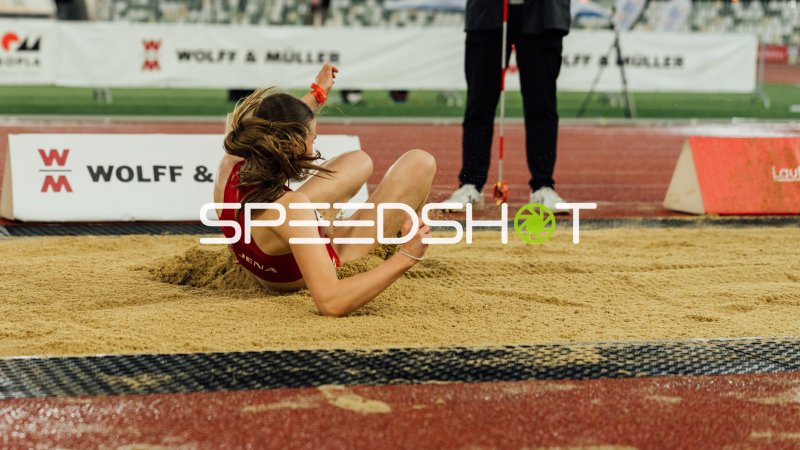 Weitsprung-Landung im Sand beim Leichtathletik-Meeting in Dresden