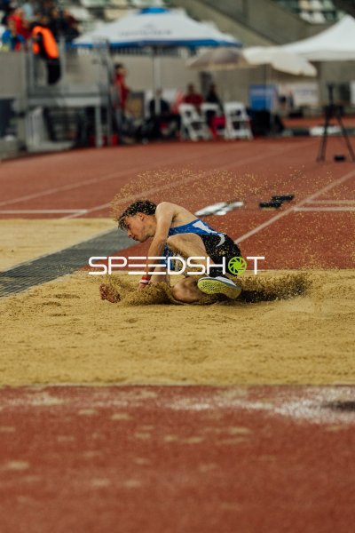 Weitsprung-Landung von Skarke im Sandkasten beim Leichtathletik-Meeting in Dresden