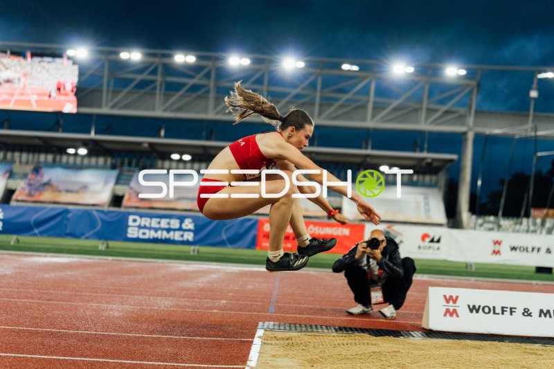 Weitsprung-Athletin Winkler beim Absprung im Heinz-Steyer-Stadion Dresden