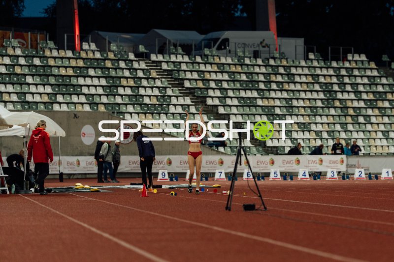 Athletin Winkler motiviert das Publikum vor Weitsprung-Versuch im Heinz-Steyer-Stadion