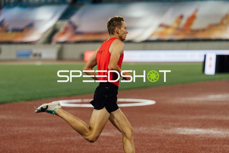 Läufer im Sprint auf der Tartanbahn im Heinz-Steyer-Stadion Dresden