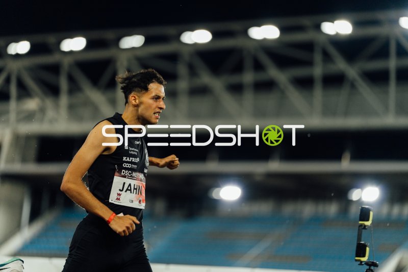 Athlet Jahn (#128) beim Lauf beim DSC-Meeting in Dresden