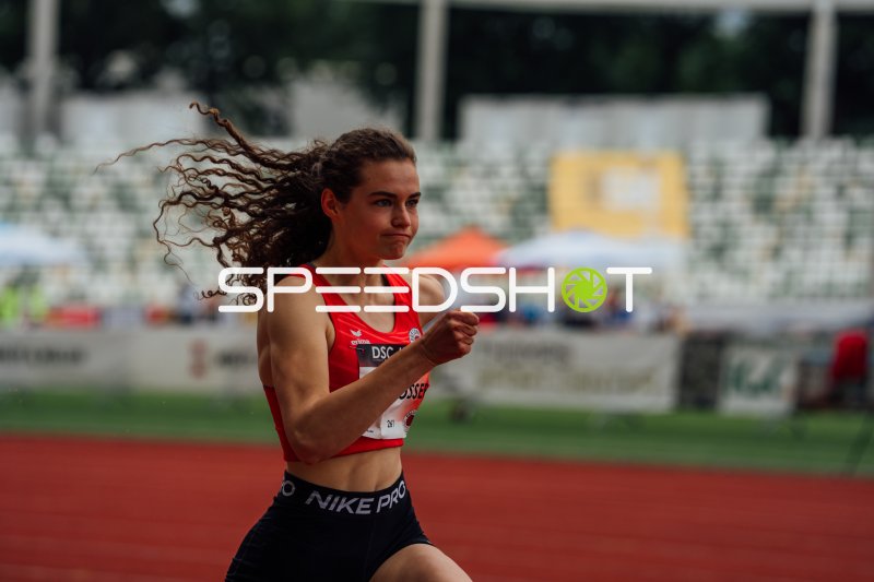 Athletin (#261) Schlosser beim Sprint im Heinz-Steyer-Stadion Dresden