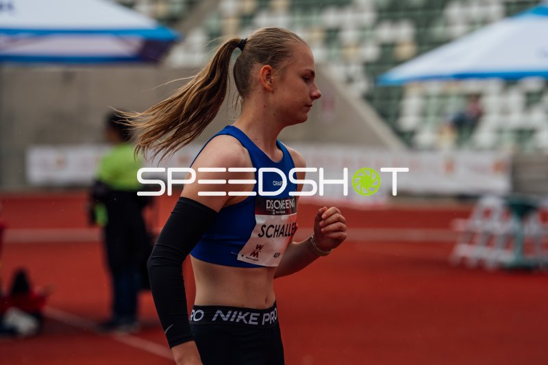 Athletin Schaller (#409) beim Lauf im Heinz-Steyer-Stadion Dresden