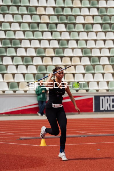 Speerwurf-Athletin Dvořáková Zuzana beim Anlauf im Heinz-Steyer-Stadion Dresden