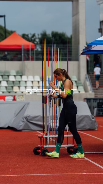 Athletin Büsse wählt Speer aus dem Speerwurf-Ständer im Heinz-Steyer-Stadion