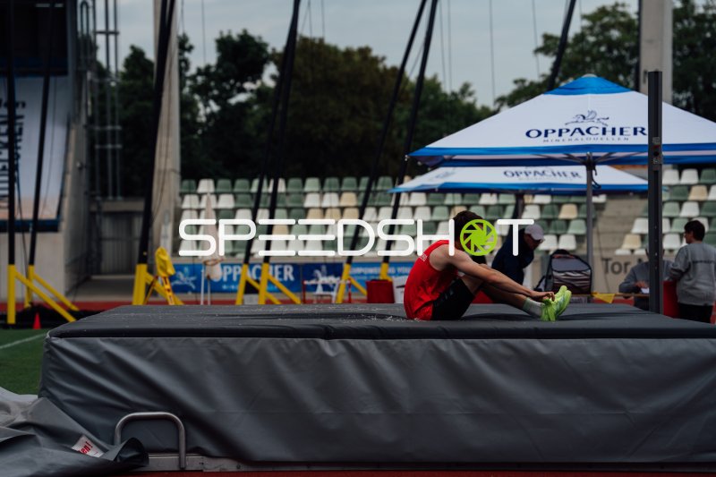 Athlet sitzt auf der Hochsprungmatte im Heinz-Steyer-Stadion Dresden