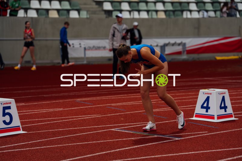 Athletin Lentz Sarah bereitet sich auf den Start in Bahn 4 vor