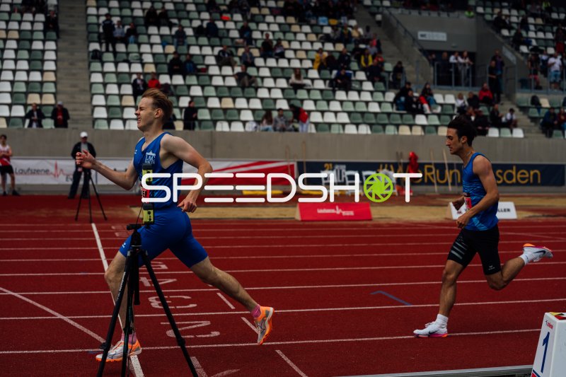 Zwei Sprinter im Zieleinlauf beim Leichtathletik-Meeting in Dresden